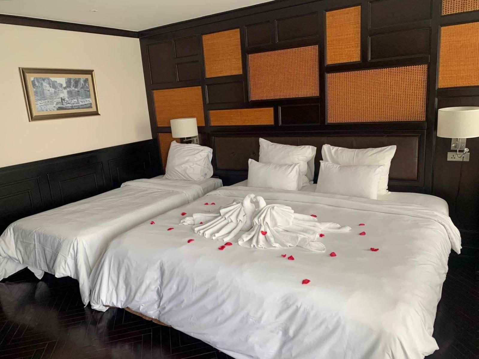 Ambassador Cruise Halong Bay Hotel ฮาลอง ภายนอก รูปภาพ