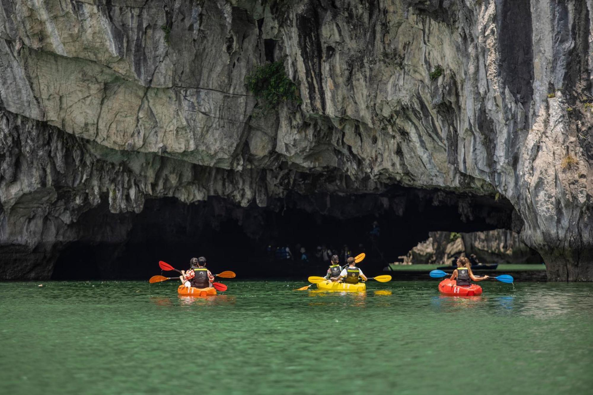 Ambassador Cruise Halong Bay Hotel ฮาลอง ภายนอก รูปภาพ