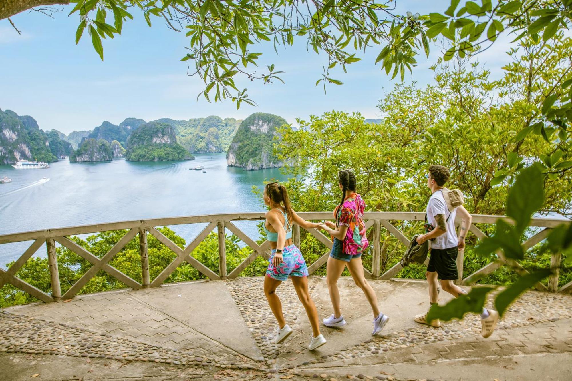 Ambassador Cruise Halong Bay Hotel ฮาลอง ภายนอก รูปภาพ