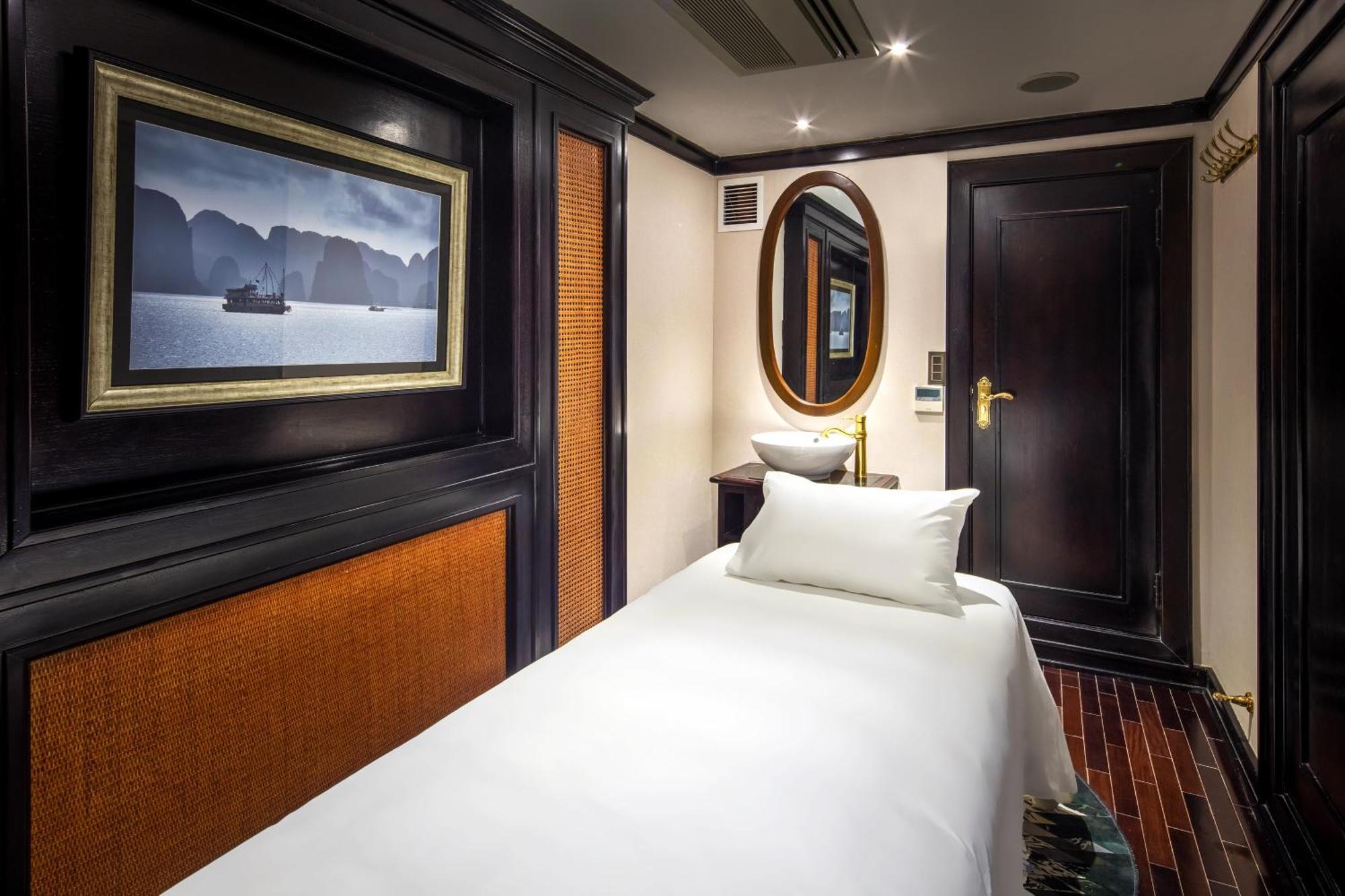 Ambassador Cruise Halong Bay Hotel ฮาลอง ภายนอก รูปภาพ
